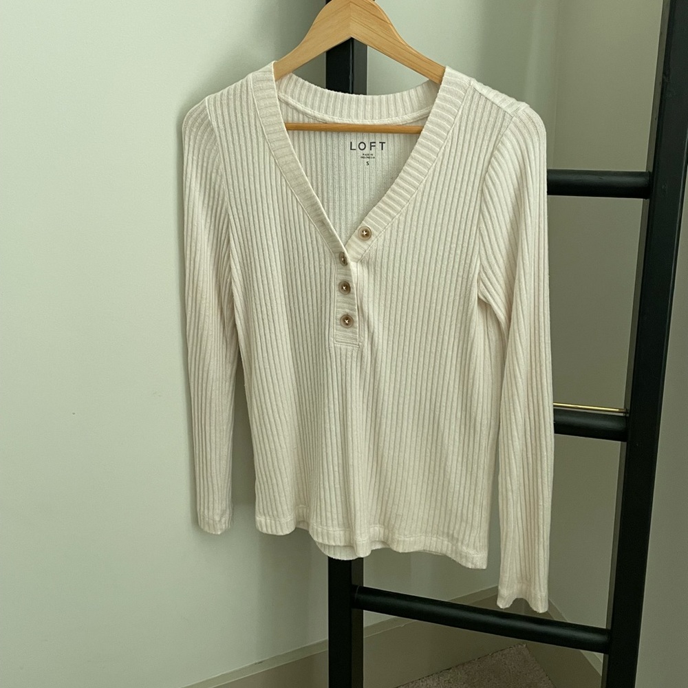 LOFT HENLEY LONG SLEEVE TOP ✨